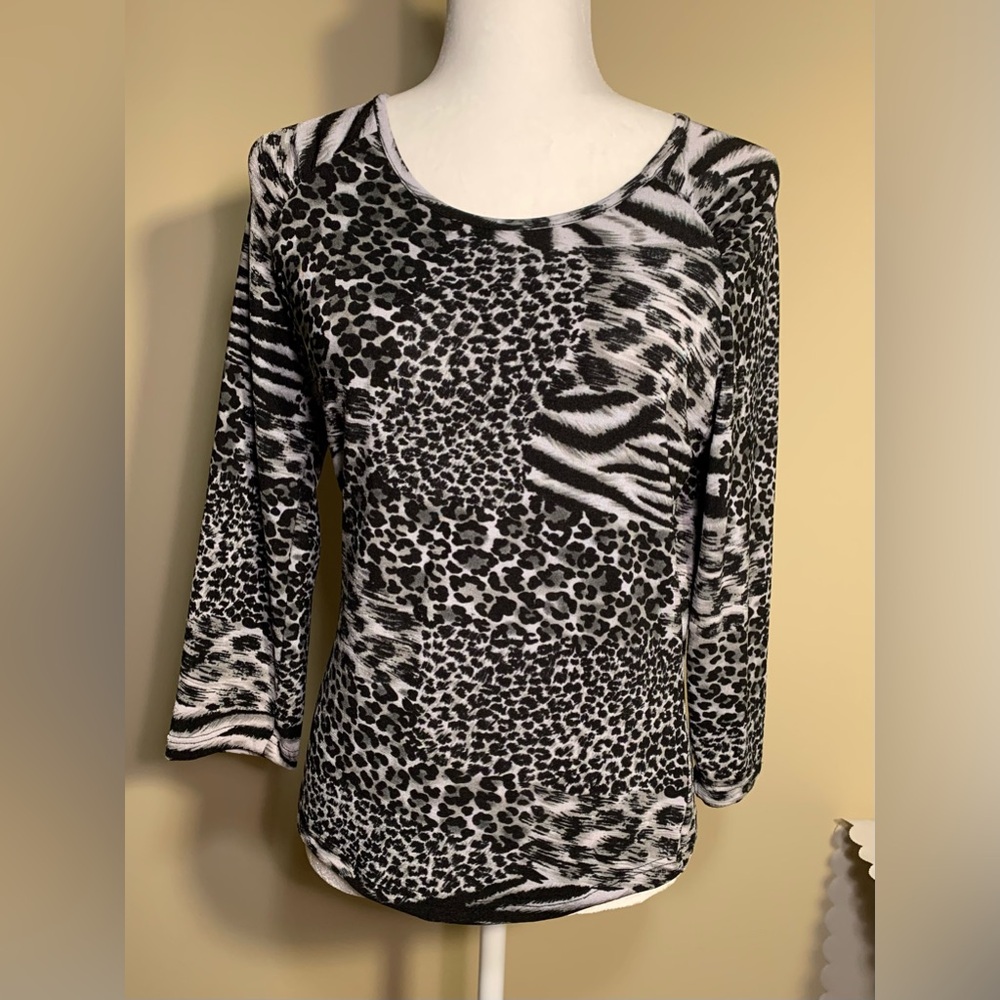 EUC Top: Stretchy Jersey, Pullover, Gray/Black Animal Print